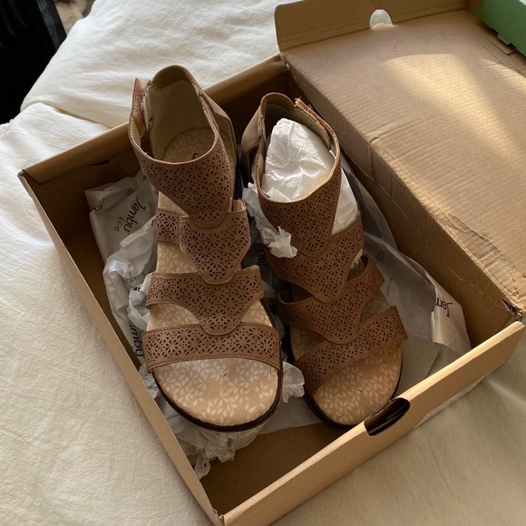 Shoes - Comfy heeled sandals